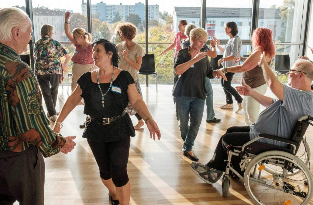 Impression einer inklusiven Tanzveranstaltung von DanceOn60+, ein zeitgenössisches Tanzprojekt für Senior:innen