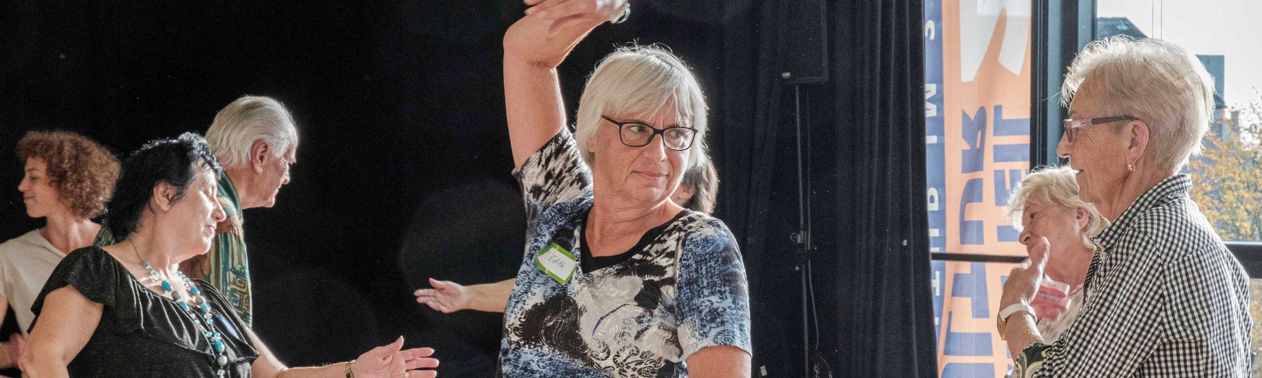 Dance On 60+ ist ein zeitgenössisches Tanzprojekt für Senior:innen